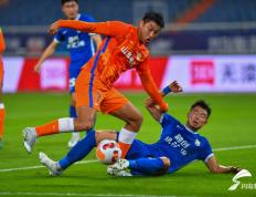 江南体育- 冰球大师赛上演强强对话，中原霹雳队鏖战辽东天虎队，多点开花奏效；外援联手发威