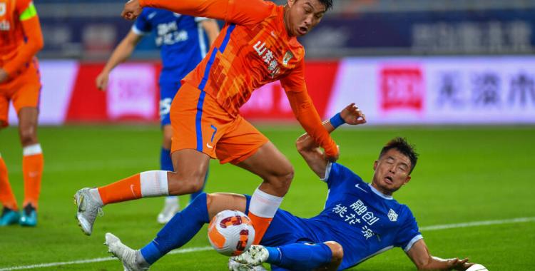 江南体育- 冰球大师赛上演强强对话，中原霹雳队鏖战辽东天虎队，多点开花奏效；外援联手发威