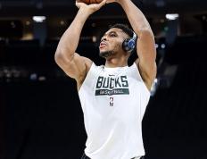 江南体育-关于字母哥回归赛场，精彩发挥首场状态亮眼，瑞士队观众沸腾！的信息