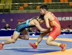 JN体育-摔跤夜战：嵩山天虎队淘汰对手漓江霹雳队，临门一脚致胜重拾自信的夜晚(男女混合摔跤一拳失去战斗力)